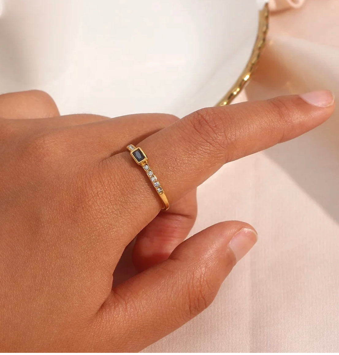 Dunne ring met zirconia en zwarte steen.