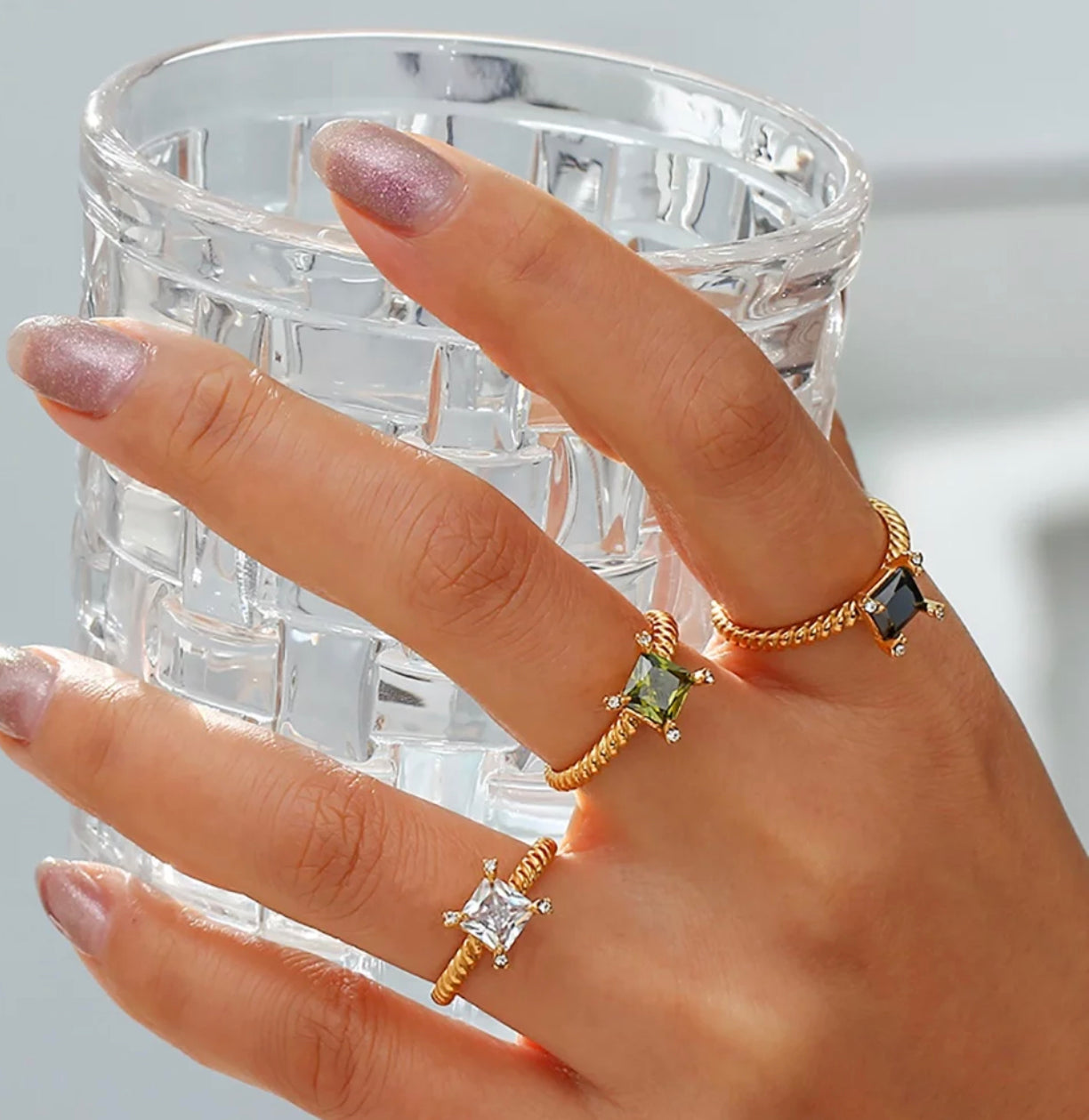 Zwart vierkant crystal ring.
